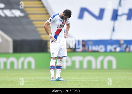 LEICESTER, ENGLAND - JULI 04: Luka Milivojevic von Crystal Palace) sieht dejected aus, nachdem seine Seite beim Premier League Spiel zwischen Leicester City und Crystal Palace im King Power Stadium am 4. Juli 2020 in Leicester, Großbritannien, ein Thiord-Tor zugestanden hat. Fußballstadien in ganz Europa sind aufgrund der Coronavirus-Pandemie leer, da staatliche Gesetze zur sozialen Distanzierung Fans in Veranstaltungsorten verbieten, was dazu führt, dass alle Spielanlagen hinter verschlossenen Türen gespielt werden. (Foto nach MB-Medien) Stockfoto