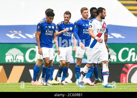 LEICESTER, ENGLAND - JULI 04: Jamie Vardy von Leicester City (Mitte) wird nach seinem ersten Tor und seine Seiten zweite während der Premier League-Spiel zwischen Leicester City und Crystal Palace im King Power Stadium am 4. Juli 2020 in Leicester, Großbritannien gratuliert. Fußballstadien in ganz Europa sind aufgrund der Coronavirus-Pandemie leer, da staatliche Gesetze zur sozialen Distanzierung Fans in Veranstaltungsorten verbieten, was dazu führt, dass alle Spielanlagen hinter verschlossenen Türen gespielt werden. (Foto nach MB-Medien) Stockfoto