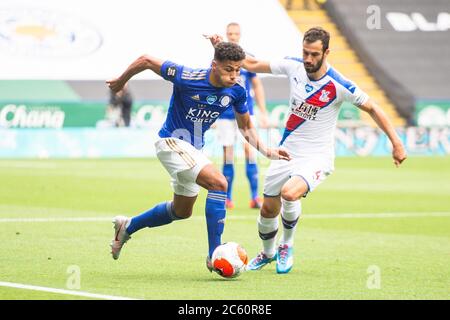 LEICESTER, ENGLAND - JULI 04: James Justin von Leicester City nimmt den Ball an Luka Milivojevic von Crystal Palace während des Premier League-Spiels zwischen Leicester City und Crystal Palace im King Power Stadium am 4. Juli 2020 in Leicester, Großbritannien. Fußballstadien in ganz Europa sind aufgrund der Coronavirus-Pandemie leer, da staatliche Gesetze zur sozialen Distanzierung Fans in Veranstaltungsorten verbieten, was dazu führt, dass alle Spielanlagen hinter verschlossenen Türen gespielt werden. (Foto nach MB-Medien) Stockfoto