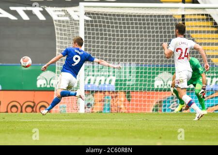 LEICESTER, ENGLAND - JULI 04: Jamie Vardy von Leicester City spielt beim Premier League Spiel zwischen Leicester City und Crystal Palace im King Power Stadium am 4. Juli 2020 in Leicester, Großbritannien, einen Volley auf das Tor. Fußballstadien in ganz Europa sind aufgrund der Coronavirus-Pandemie leer, da staatliche Gesetze zur sozialen Distanzierung Fans in Veranstaltungsorten verbieten, was dazu führt, dass alle Spielanlagen hinter verschlossenen Türen gespielt werden. (Foto nach MB-Medien) Stockfoto