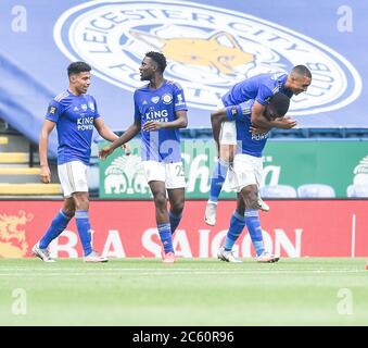 LEICESTER, ENGLAND - JULI 04: Youri Tielemans von Leicester City feiert mit einem Sprung auf Kelechi Iheanacho von Leicester City, nachdem er das erste Tor während des Premier League-Spiels zwischen Leicester City und Crystal Palace im King Power Stadium am 4. Juli 2020 in Leicester, Großbritannien erzielte. Fußballstadien in ganz Europa sind aufgrund der Coronavirus-Pandemie leer, da staatliche Gesetze zur sozialen Distanzierung Fans in Veranstaltungsorten verbieten, was dazu führt, dass alle Spielanlagen hinter verschlossenen Türen gespielt werden. (Foto nach MB-Medien) Stockfoto