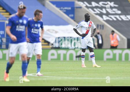 LEICESTER, ENGLAND - JULI 04: Cheikhou Kouyate von Crystal Palace (rechts) sieht dejected aus, nachdem seine Seite beim Premier League Spiel zwischen Leicester City und Crystal Palace im King Power Stadium am 4. Juli 2020 in Leicester, Großbritannien, ein Thiord-Tor zugestanden hat. Fußballstadien in ganz Europa sind aufgrund der Coronavirus-Pandemie leer, da staatliche Gesetze zur sozialen Distanzierung Fans in Veranstaltungsorten verbieten, was dazu führt, dass alle Spielanlagen hinter verschlossenen Türen gespielt werden. (Foto nach MB-Medien) Stockfoto