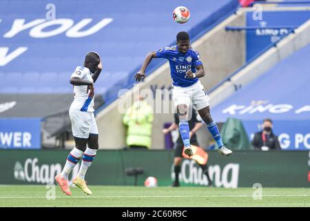 LEICESTER, ENGLAND - JULI 04: Kelechi Iheanacho von Leicester City steht vor Cheikhou Kouyate von Crystal Palace während des Premier League-Spiels zwischen Leicester City und Crystal Palace im King Power Stadium am 4. Juli 2020 in Leicester, Großbritannien. Fußballstadien in ganz Europa sind aufgrund der Coronavirus-Pandemie leer, da staatliche Gesetze zur sozialen Distanzierung Fans in Veranstaltungsorten verbieten, was dazu führt, dass alle Spielanlagen hinter verschlossenen Türen gespielt werden. (Foto nach MB-Medien) Stockfoto