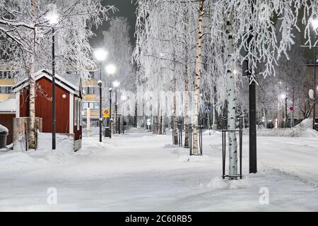 Stadt ​​street im Winter in der bitteren Kälte. Mit Raureif bedeckte Bäume Stockfoto