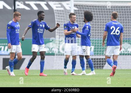 LEICESTER, ENGLAND – JULI 04: Jamie Vardy von Leicester City (Mitte) feiert mit Hamza Choudhury von Leicester City (rechts) nach dem Tor seiner Seiten zweites Tor und seine Seiten Dritter während der Premier League-Spiel zwischen Leicester City und Crystal Palace im King Power Stadium am 4. Juli 2020 in Leicester, Großbritannien. Fußballstadien in ganz Europa sind aufgrund der Coronavirus-Pandemie leer, da staatliche Gesetze zur sozialen Distanzierung Fans in Veranstaltungsorten verbieten, was dazu führt, dass alle Spielanlagen hinter verschlossenen Türen gespielt werden. (Foto nach MB-Medien) Stockfoto