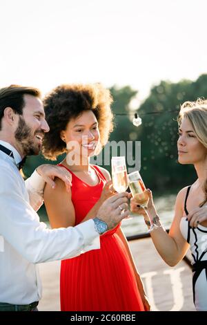 Gruppe der glücklichen Freunde feiern und toasten Getränke Stockfoto