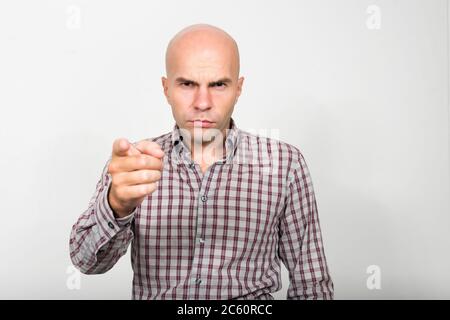 Porträt von gestressten kahlen Geschäftsmann zeigt auf Kamera Stockfoto