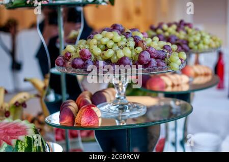 Obstschneiden am Hochzeitsbuffet Stockfoto