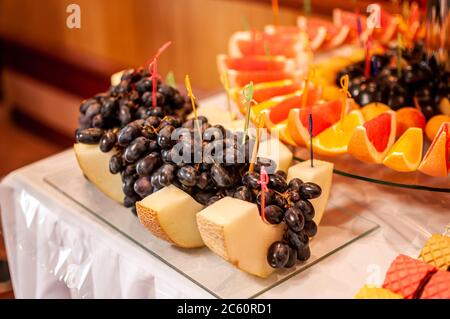 Obstschneiden am Hochzeitsbuffet Stockfoto