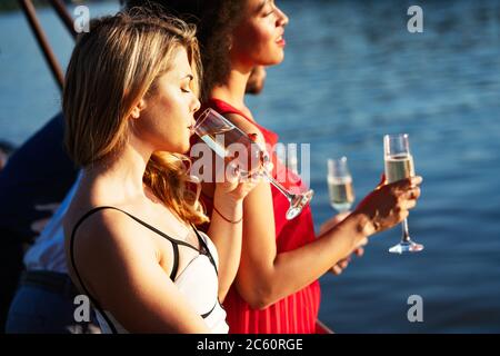 Gruppe der glücklichen Freunde trinken Champagner und feiern das neue Jahr Stockfoto