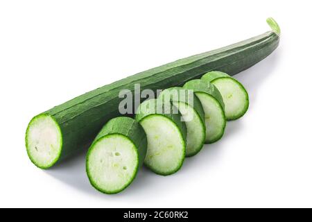 Frische unreife Luffa (Luffa acutangula pepo fruit), teilweise in Scheiben geschnitten, isoliert w Clipping Pfade Stockfoto