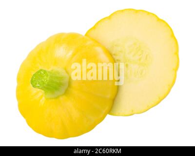 Baby Pattypan Squash (Cucurbita pepo), halbiert, isoliert mit Clipping-Pfad, Draufsicht Stockfoto