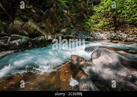 Blaue Lagune, Gebirgsfluss zwischen den Felsen im Wald Stockfoto