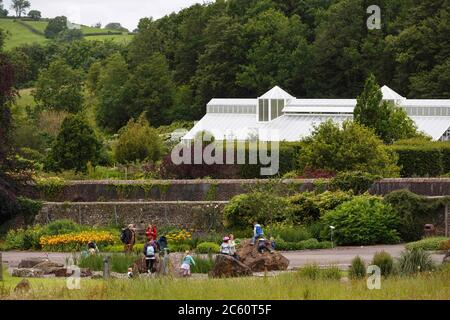 Llanarthne, Großbritannien. Juli 2020. Während die Besucherattraktionen im Freien geöffnet werden und die Reisebeschränkungen für fünf Meilen in Wales aufgehoben werden, erreichen Besucher den National Botanic Garden of Wales. Kredit: Gruffydd Ll. Thomas/Alamy Live News Stockfoto