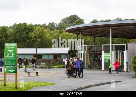 Llanarthne, Großbritannien. Juli 2020. Während die Besucherattraktionen im Freien geöffnet werden und die Reisebeschränkungen für fünf Meilen in Wales aufgehoben werden, bildet sich eine Schlange vor dem National Botanic Garden of Wales, während er sich darauf vorbereitet, seine Türen für Besucher wieder zu öffnen. Kredit: Gruffydd Ll. Thomas/Alamy Live News Stockfoto