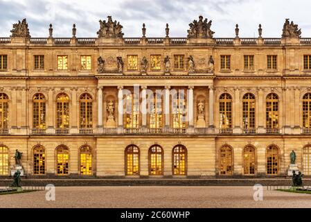 Goldenes Licht auf Schloss Versailles bei Sonnenuntergang in Paris, Frankreich Stockfoto