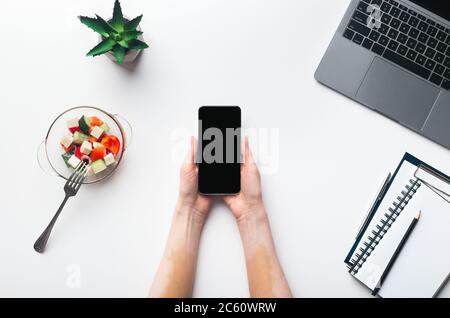 Weibliche Hände mit Vitiligo Haut chatten auf leerem Handy Stockfoto