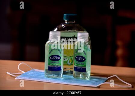 FRSM oder Fluid Surgical Mask wird von einem NHS-Mitarbeiter im Kampf gegen Covid-19 modelliert. Eine dreilagige Maske oder OP-Maske, die richtige Art zu tragen. Stockfoto