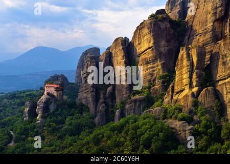 Schöne Aussicht auf das Kloster St. Nikolaos Anapafsas auf dem Rand des hohen Felsen und felsigen Landschaft beleuchtet der letzten Sonnenstrahlen Lig platziert Stockfoto