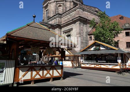 NÜRNBERG, 7. MAI 2018: Lebensmittelstände auf einem Jakobsplatz in Nürnberg. Nürnberg liegt in Mittelfranken. 511.628 Stockfoto