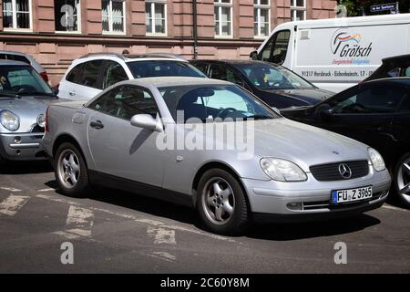 NÜRNBERG, 7. MAI 2018: Mercedes-Benz SLK Luxus Coupé Auto in Deutschland geparkt. In Deutschland wurden 45.8 Millionen Autos zugelassen (Stand 2017 Stockfoto