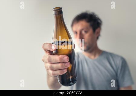 Mann bietet eine Flasche Bier, selektiver Fokus Stockfoto