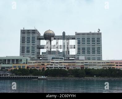 Odaiba (Tokio)/Japan – Fernsehgebäude in Fuji Stockfoto