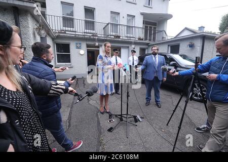 Justizministerin Helen McEntee und Garda-Kommissar Drew Harris (Mitte) während eines Mediengesprächs auf dem Bahnhof Slane Garda in der Grafschaft Meath in der Republik Irland. Stockfoto