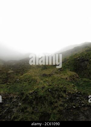 Antipoden-Inseln, Subantarktische Inseln von Neuseeland. Steile Klippen versteckt in dichtem Nebel. Stockfoto