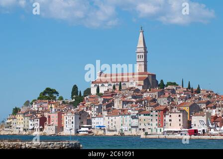 Wunderschöne romantische Altstadt an der Adria an einem magischen Sommertag. Rovinj. Istrien. Kroatien. Europa. Stockfoto