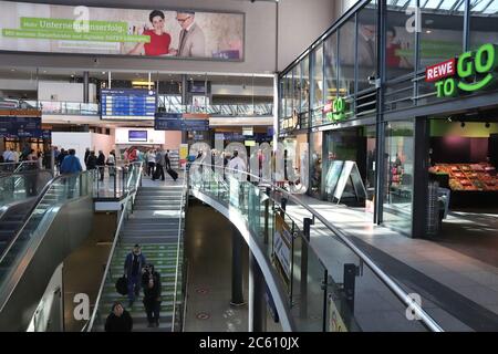 Nürnberg, Deutschland - Mai 6, 2018: Passagiere besuchen Sie Nürnberg Central Station (Hauptbahnhof), Deutschland. Nürnberg ist in Mittelfranken. 511,62 Stockfoto