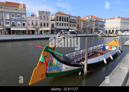 AVEIRO, PORTUGAL - 23. MAI 2018: Aveiro Gondel Stil Boote in Portugal. Aveiro ist als das Venedig von Portugal wegen seiner Grachten bekannt. Stockfoto