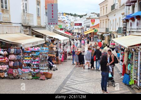 ALBUFEIRA, PORTUGAL - 30. Mai, 2018: die Menschen besuchen Sie die Innenstadt von Albufeira, Portugal. Die Stadt ist ein beliebtes Reiseziel und hat bedeutende expat pop Stockfoto