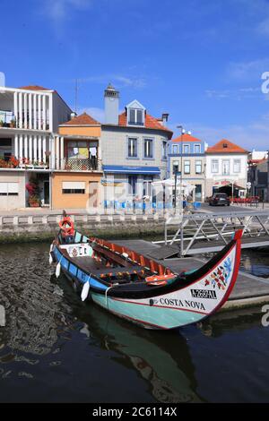 AVEIRO, PORTUGAL - 23. MAI 2018: Aveiro Gondel Stil Boote in Portugal. Aveiro ist als das Venedig von Portugal wegen seiner Grachten bekannt. Stockfoto