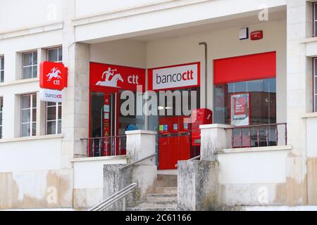 NAZARE, PORTUGAL - 22. MAI 2018: CTT Correios de Portugal (nationale Postdienste) und Banco CTT (Banken- und Finanzdienstleistungen) in Nazare. Stockfoto