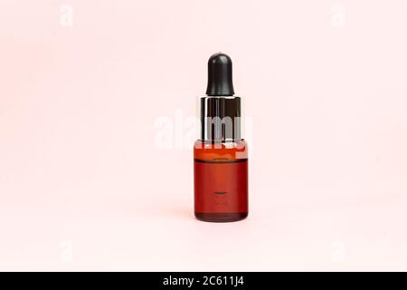 Aromadropper für Kräuterölflaschen auf Glas. Ätherisches Naturöl für Gesicht und Körper. Organisches minimalistisches Layout. Stockfoto