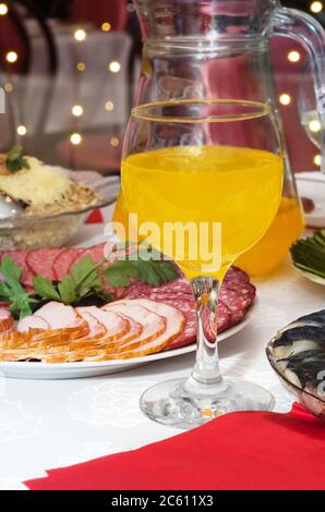 Fruchtsaft und Snacks auf dem Festtisch. Weicher selektiver Fokus Stockfoto