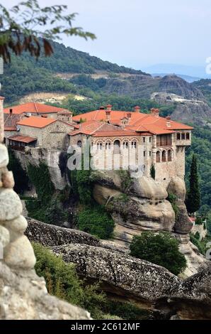 Meteora Klöster. Schöne Abendansicht auf das Heilige Kloster von Varlaam auf dem Rand des hohen Felsens platziert. Kastraki, Griechenland Stockfoto