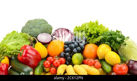 Verschiedene gesunde Obst und Gemüse isoliert auf weißem Hintergrund. Stockfoto