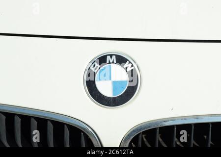 Moskau, Russland - 1. Juni 2020: BMW Auto Logo Zeichen close up, illustrative Editorial Stockfoto
