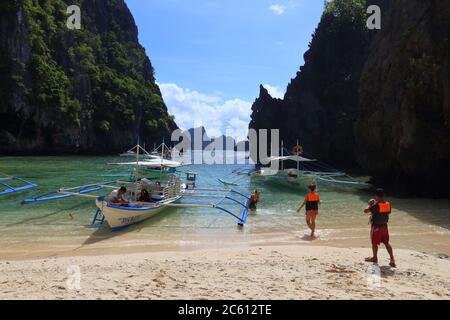 PALAWAN, Philippinen - Dezember 1, 2017: Die Menschen genießen Island Hopping tour in Palawan, Philippinen. 6 Millionen ausländischen Touristen besucht Philippinen im 2. Stockfoto