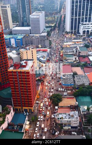 MANILA, Philippinen - Dezember 7, 2017: Typische Verkehrsstaus in Poblacion Makati, Philippinen. Metro Manila ist eines der größten Problemgebiete in den Städten Stockfoto