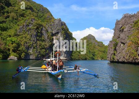 PALAWAN, Philippinen - Dezember 1, 2017: Die Menschen genießen Island Hopping tour in Palawan, Philippinen. 6 Millionen ausländischen Touristen besucht Philippinen im 2. Stockfoto