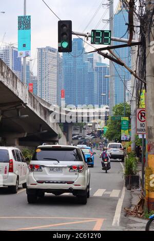 MANILA, PHILIPPINEN - 8. DEZEMBER 2017: Blick auf die Straße von Pinagkaisahan und Bonifacio Global City, Manila, Philippinen. Metro Manila ist einer der größten Stockfoto