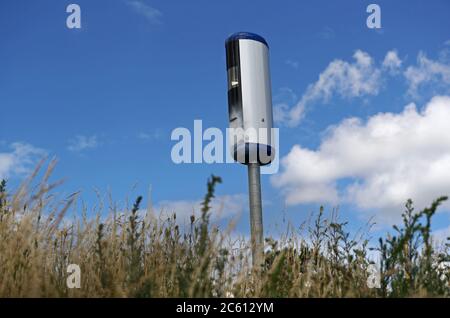 Borensberg, Schweden 20200630 Sabotage gegen mehrere Blitzer (Verkehrssicherheitskameras) auf Riksväg 34. Jemand oder einige haben Farbe auf die Kameraschränke gesprüht. Foto Jeppe Gustafsson Stockfoto