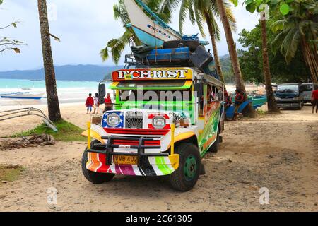 PALAWAN, PHILIPPINEN - 29. NOVEMBER 2017: Jeepney Fahrzeug mit öffentlichen Verkehrsmitteln am Sabang Strand in Palawan, Philippinen. 6 Millionen ausländische Touristen vi Stockfoto