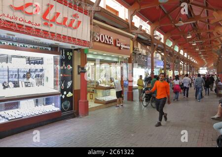 DUBAI, VAE - Dezember 10, 2017: die Menschen besuchen den Gold Souk in Dubai, VAE. Der Goldmarkt hat 300 Einzelhändlern und ist in Al Dhagaya Teil von Deira Stockfoto