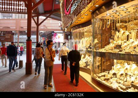 DUBAI, VAE - Dezember 10, 2017: die Menschen besuchen den Gold Souk in Dubai, VAE. Der Goldmarkt hat 300 Einzelhändlern und ist in Al Dhagaya Teil von Deira Stockfoto