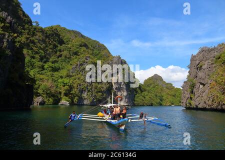 PALAWAN, Philippinen - Dezember 1, 2017: Die Menschen genießen Island Hopping tour in Palawan, Philippinen. 6 Millionen ausländischen Touristen besucht Philippinen im 2. Stockfoto