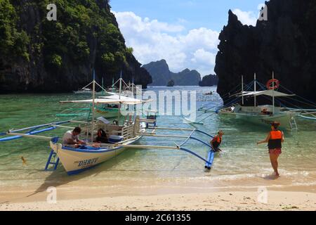 PALAWAN, Philippinen - Dezember 1, 2017: Die Menschen genießen Island Hopping tour in Palawan, Philippinen. 6 Millionen ausländischen Touristen besucht Philippinen im 2. Stockfoto